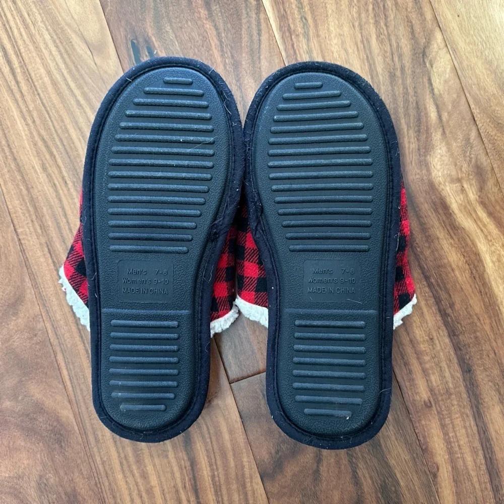 Wondershop Buffalo Plaid Slippers size Medium (Men’s 7/8) (Women’s 9/10)